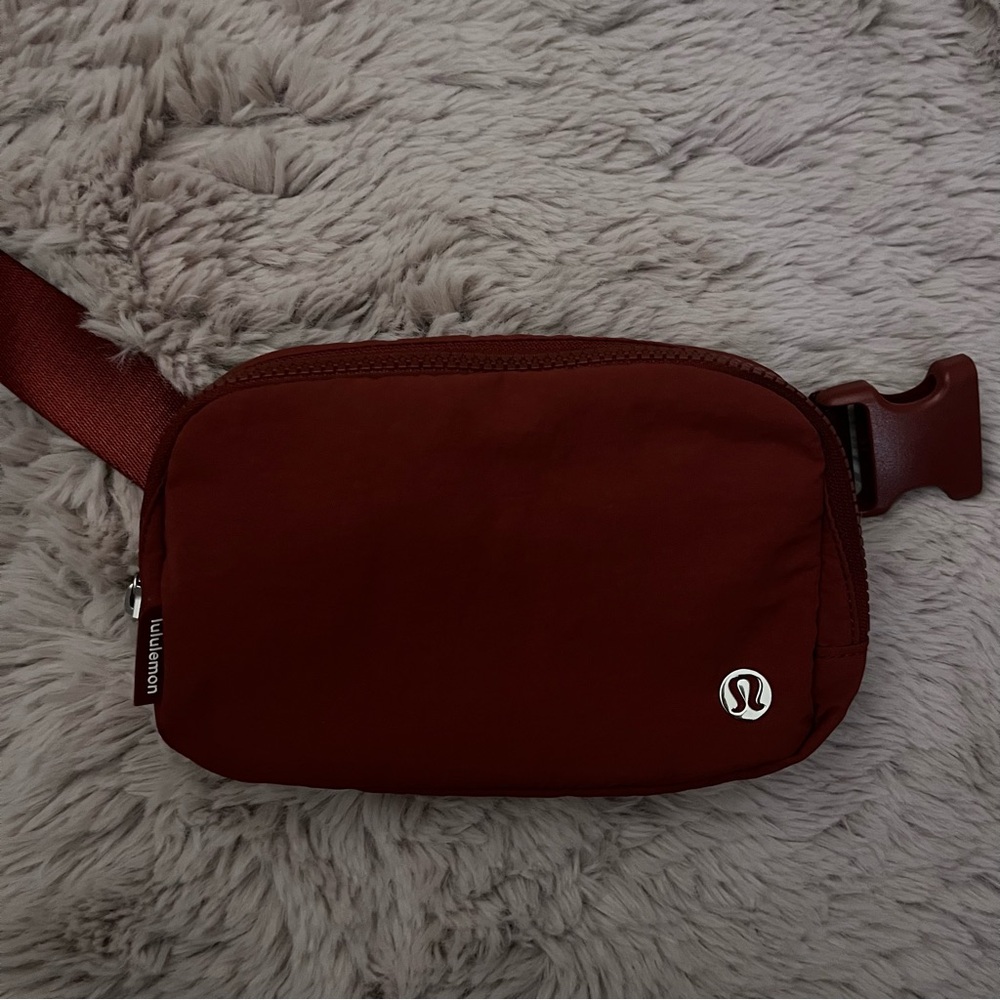 *SOLD* Lululemon Everywhere Belt Bag 1L — Rockwood